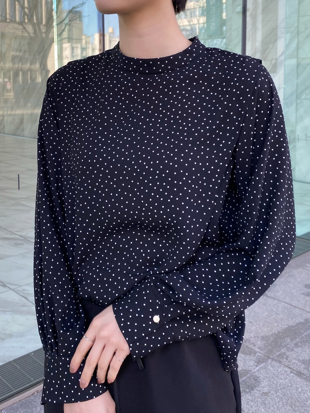 ベージュ系のトレンチコート、ブラック系のショルダーバッグ、ブラック系のその他パンツを着用したレディースの春コーディネートの3枚目の写真