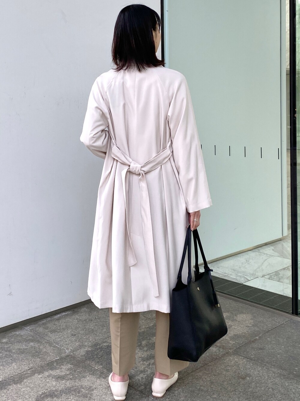 ホワイト系のトレンチコート、シルバー系のその他シューズ、グリーン系のその他パンツを着用したレディースの春コーディネートの3枚目の写真