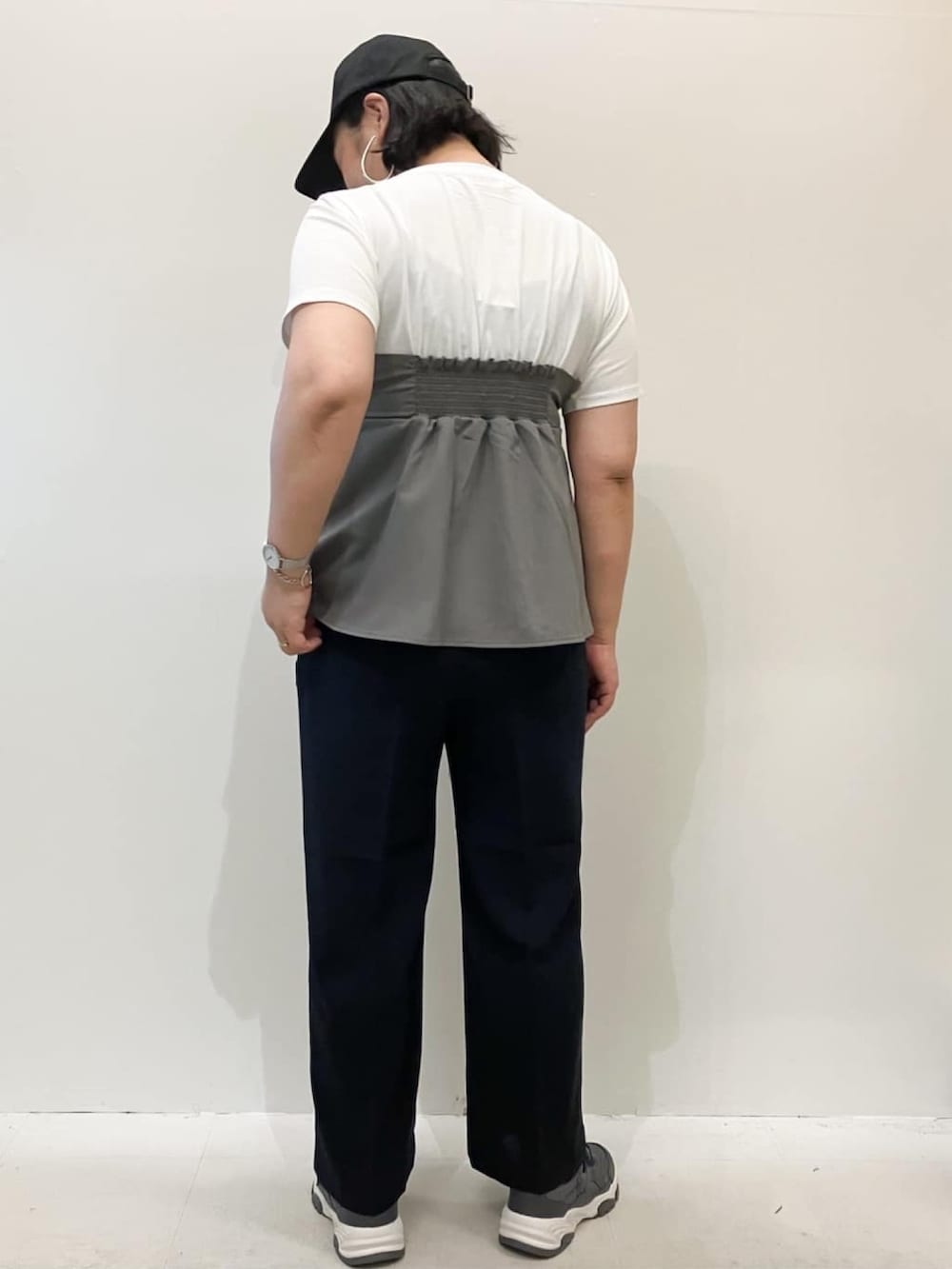 グレー系のTシャツ/カットソー、ブルー系のその他パンツ、ブラック系のトートバッグを着用したレディースの夏コーディネートの6枚目の写真