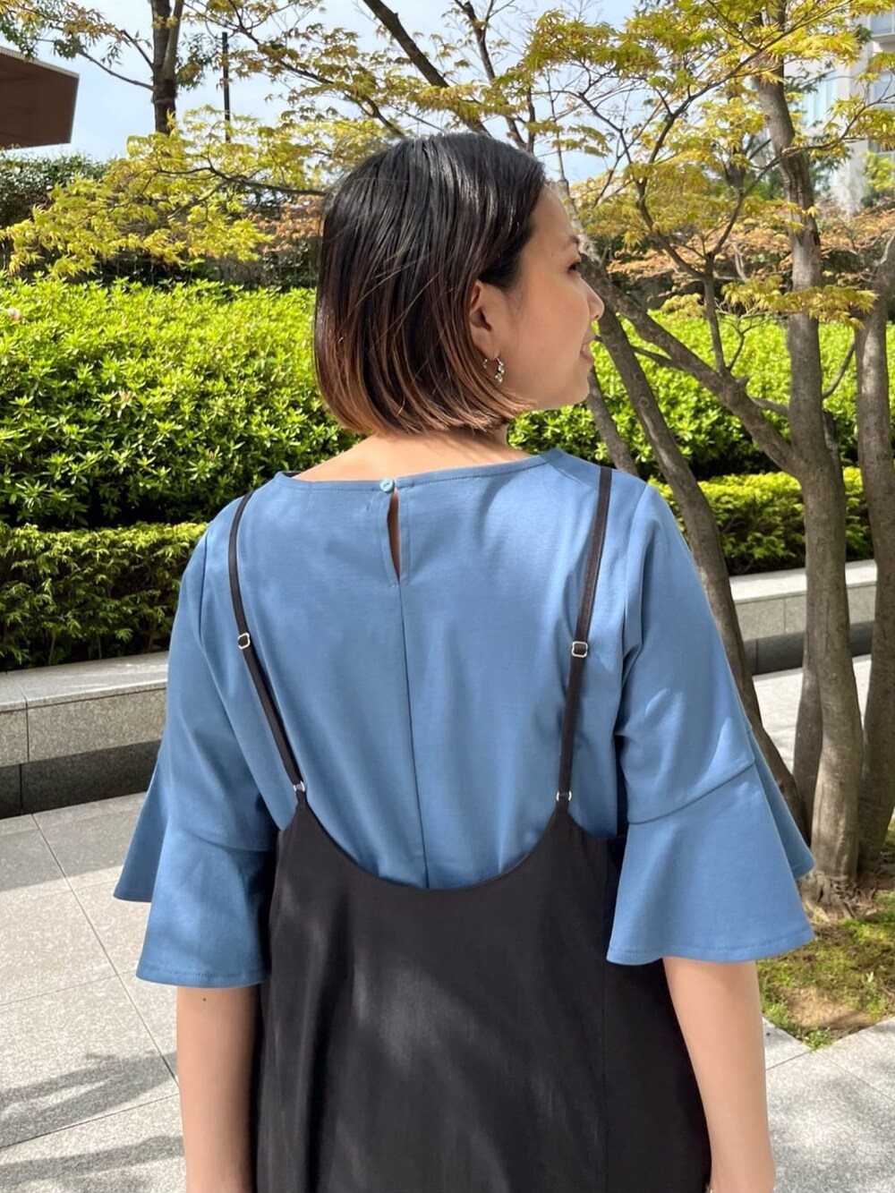 ブルー系のTシャツ/カットソー、ブラック系のワンピース、ブラック系のサンダルを着用したレディースの夏コーディネートの4枚目の写真