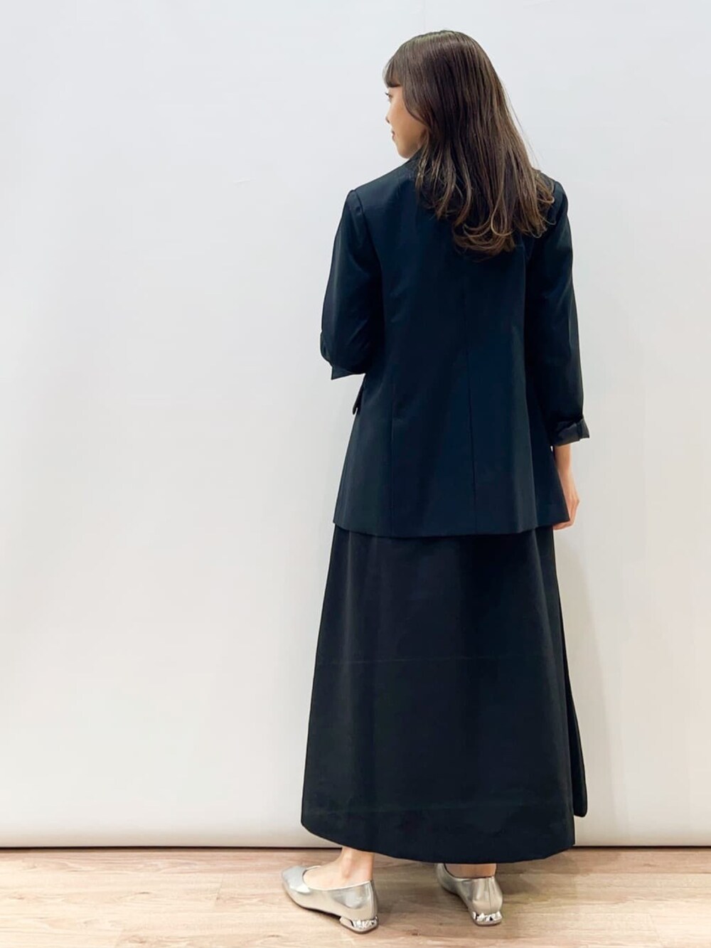 ブルー系のテーラードジャケット、ホワイト系のワンピース、シルバー系のその他シューズを着用したレディースの春コーディネートの3枚目の写真