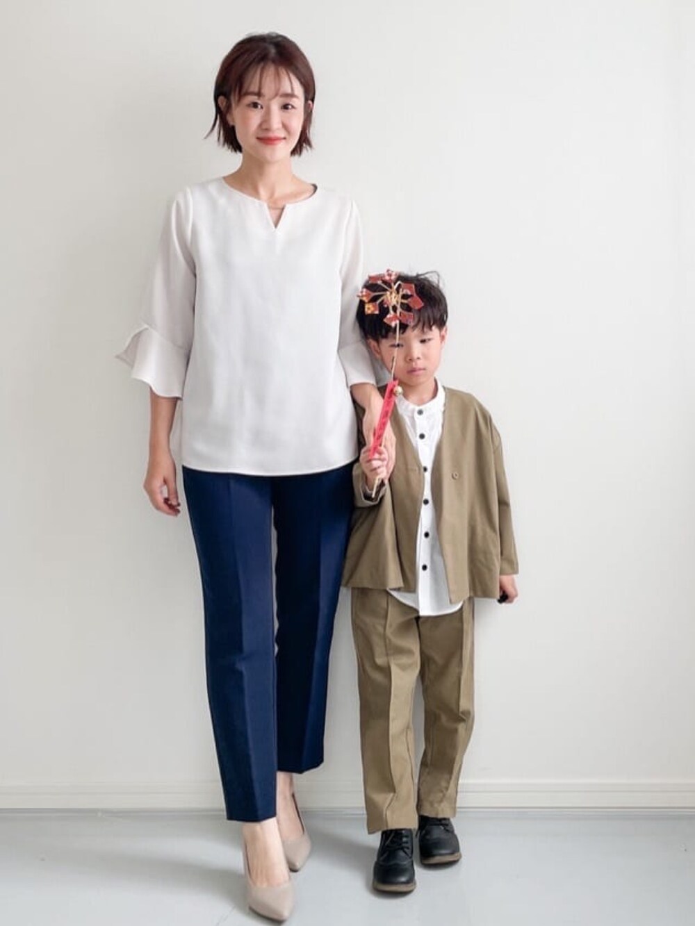 ベージュ系のシャツ/ブラウス、ブルー系のその他パンツ、ベージュ系のパンプスを着用したレディースの秋コーディネートの2枚目の写真