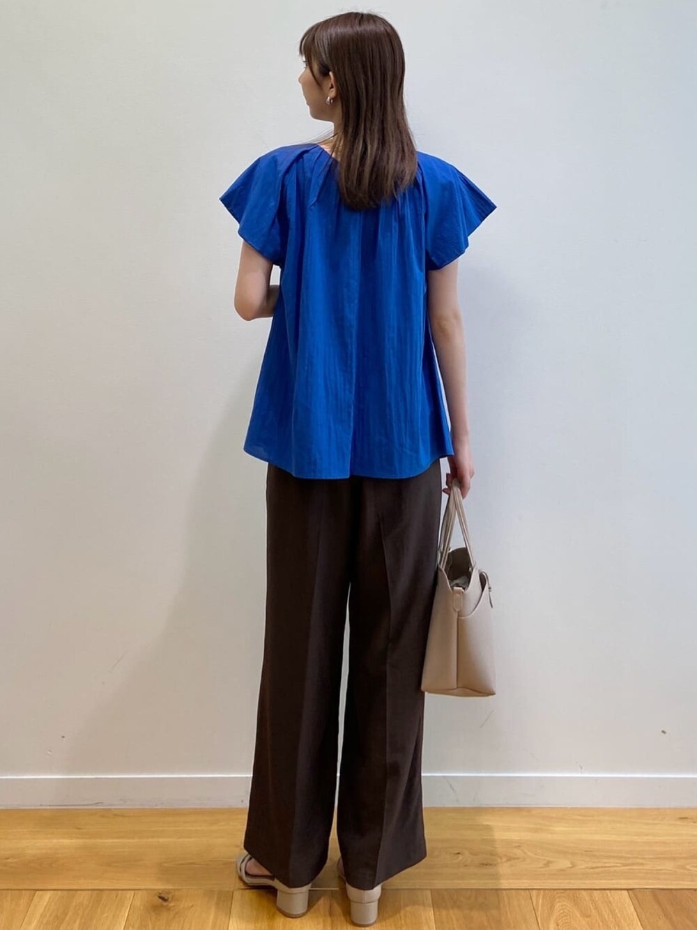 ブルー系のシャツ/ブラウス、ブラウン系のその他パンツ、ベージュ系のサンダルを着用したレディースの夏コーディネートの5枚目の写真