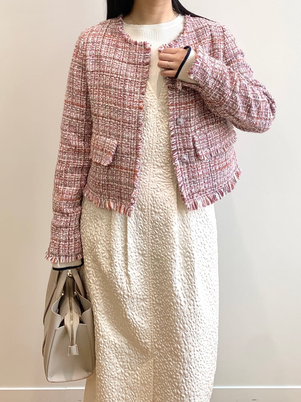 ホワイト系のワンピース、ホワイト系のニット/セーター、ベージュ系のサンダルを着用したレディースの春コーディネートの4枚目の写真