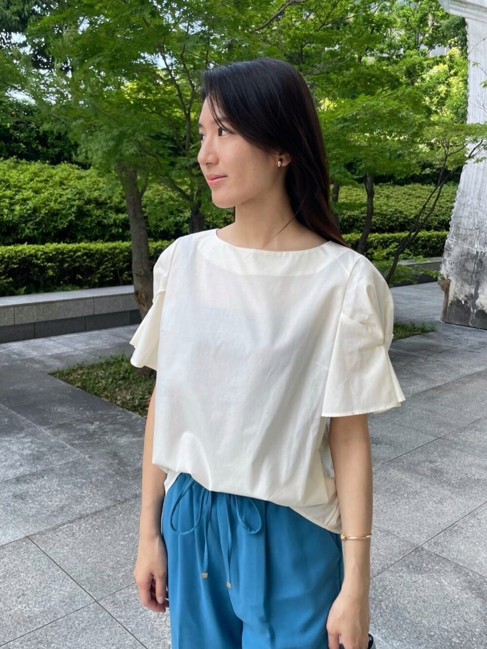 ホワイト系のシャツ/ブラウス、ブルー系のその他パンツ、ホワイト系のサンダルを着用したレディースの夏コーディネートの2枚目の写真