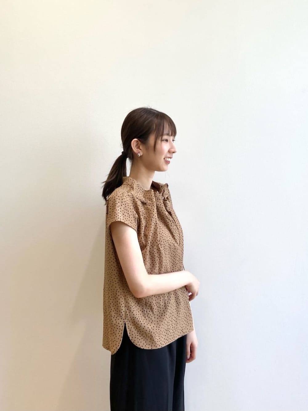 イエロー系のシャツ/ブラウス、ブラック系のその他パンツ、シルバー系のサンダルを着用したレディースの夏コーディネートの8枚目の写真