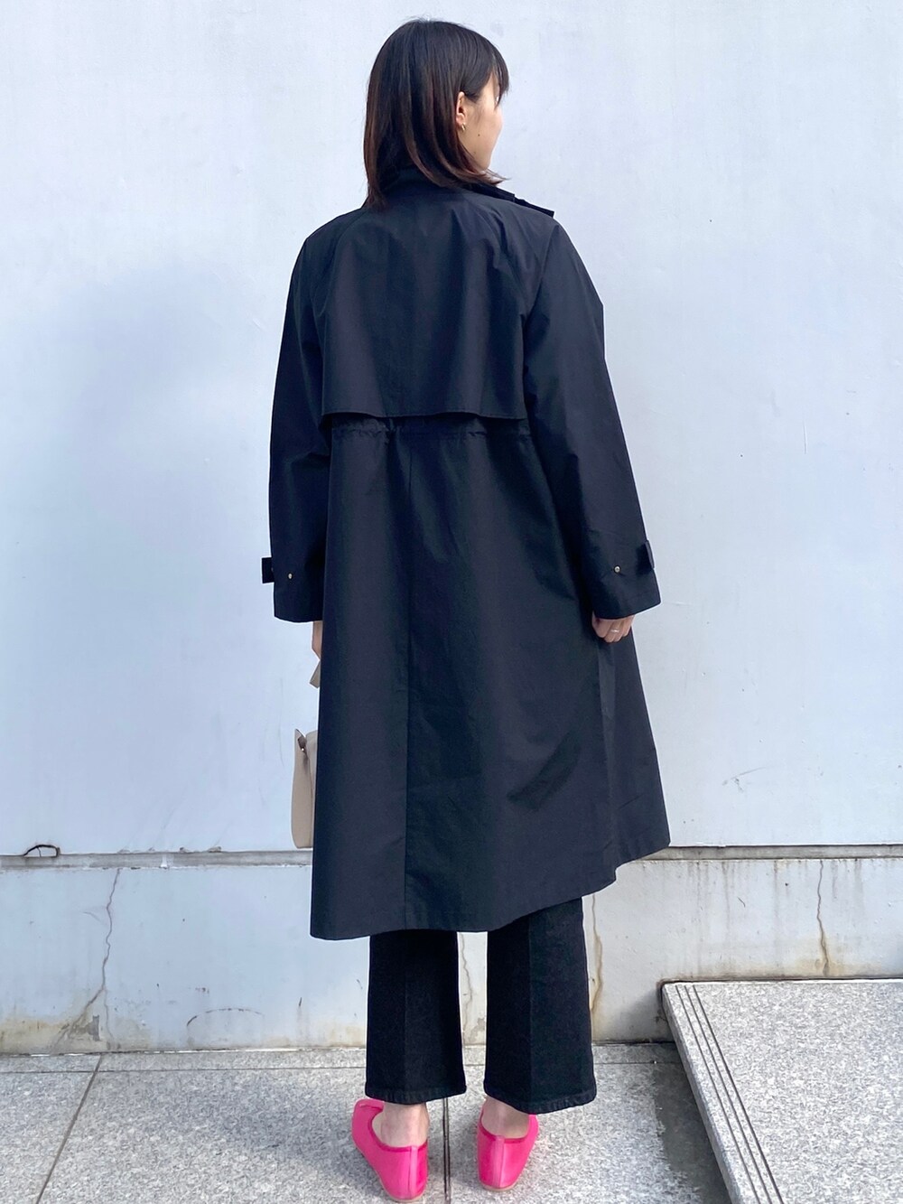 ピンク系のその他シューズ、ブラック系のその他アウター、グレー系のデニムパンツを着用したレディースの春コーディネートの3枚目の写真