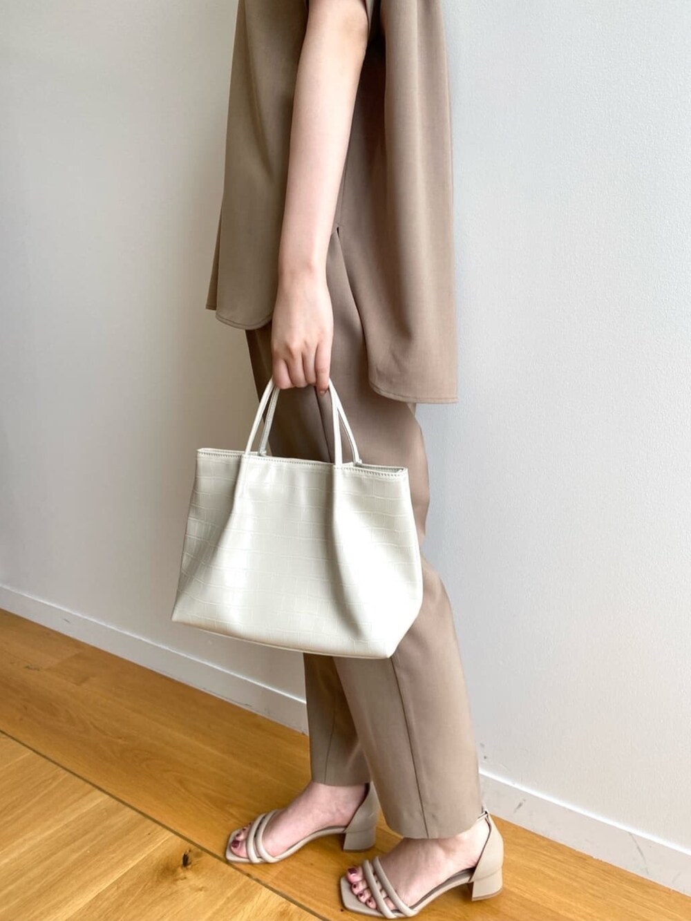 イエロー系のシャツ/ブラウス、イエロー系のその他パンツ、ベージュ系のサンダルを着用したレディースの夏コーディネートの9枚目の写真