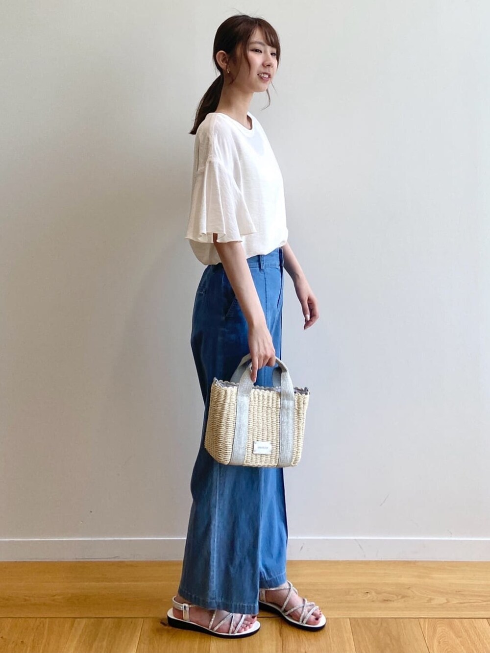 ホワイト系のシャツ/ブラウス、ブルー系のデニムパンツ、シルバー系のショルダーバッグを着用したレディースの夏コーディネートの3枚目の写真