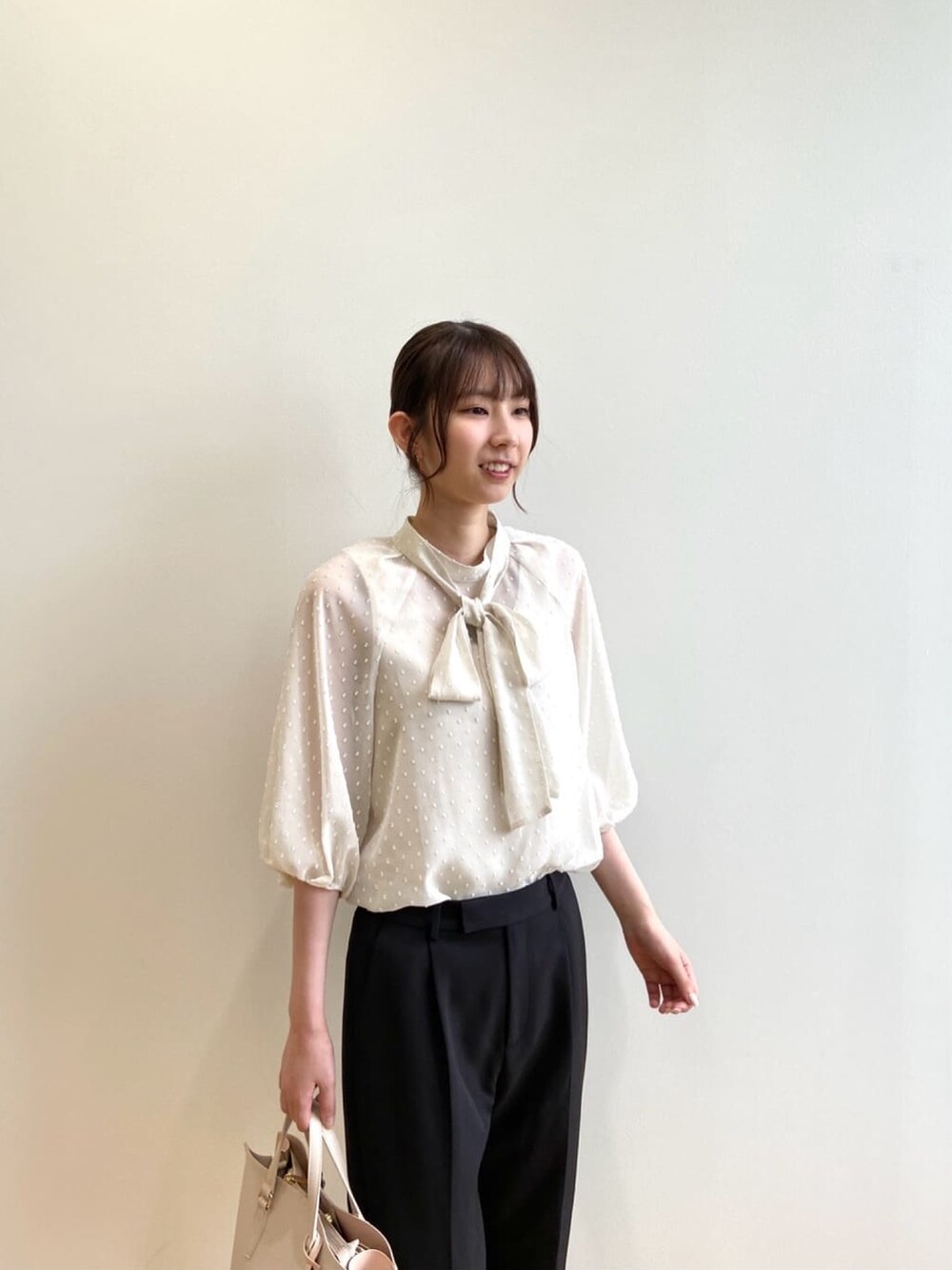 ホワイト系のシャツ/ブラウス、ブラック系のその他パンツ、ホワイト系のトートバッグを着用したレディースの夏コーディネートの6枚目の写真