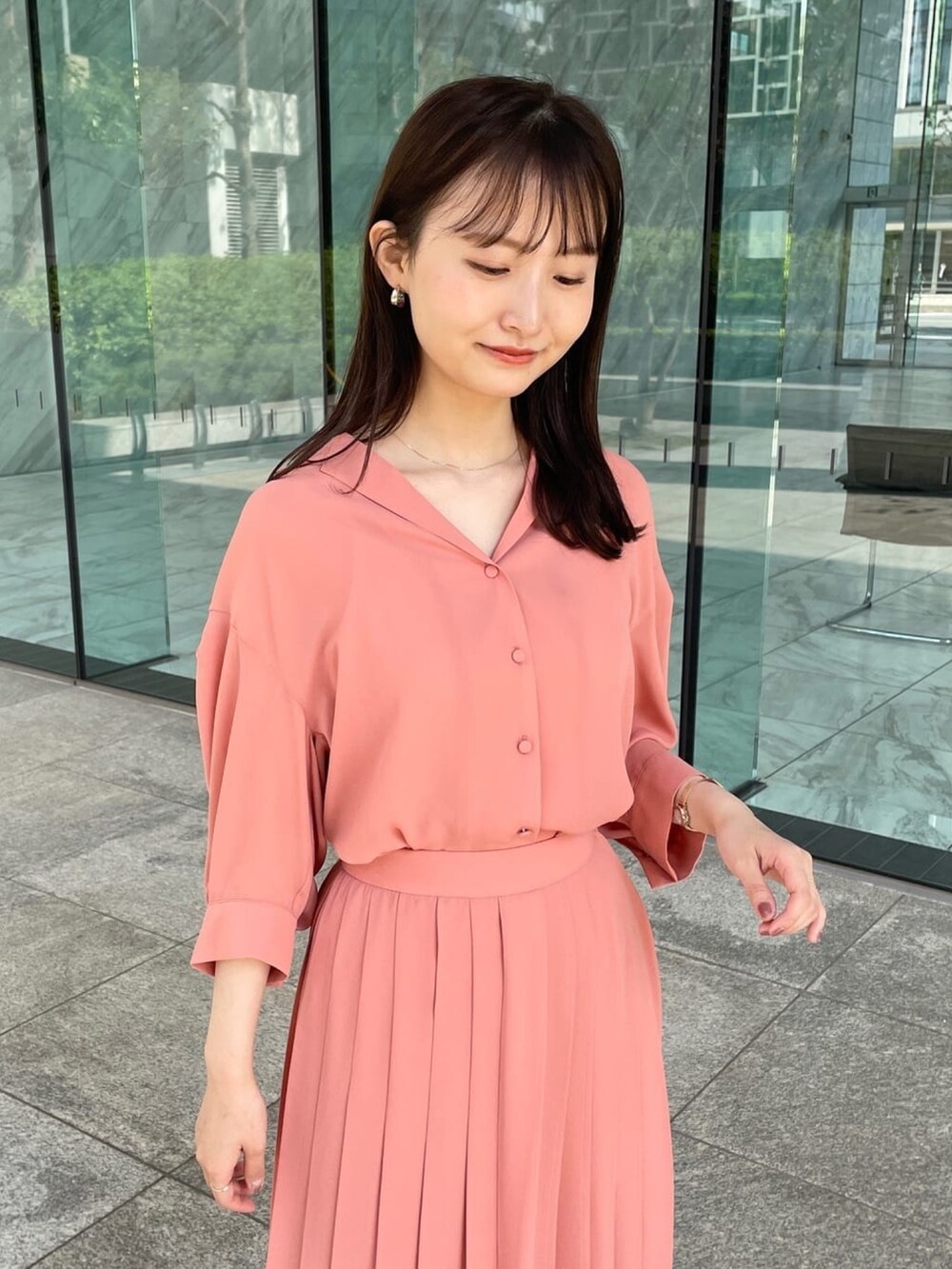 オレンジ系のシャツ/ブラウス、ベージュ系のその他シューズ、オレンジ系のスカートを着用したレディースの春コーディネートの7枚目の写真