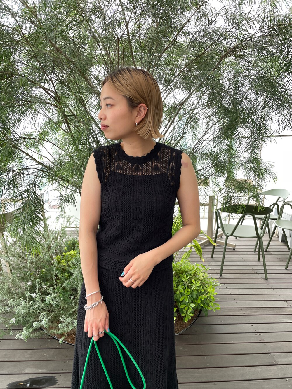 ブラック系のその他トップス、ブラック系のスカート、ブラック系のサンダルを着用したレディースの春コーディネートの3枚目の写真