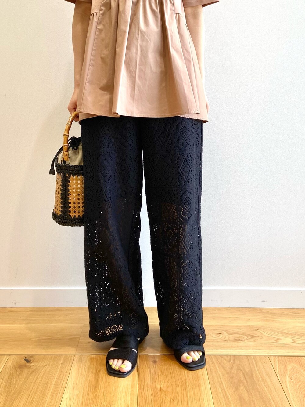 ブラウン系のTシャツ/カットソー、ブラック系のその他パンツ、ブラック系のトートバッグを着用したレディースの春コーディネートの7枚目の写真