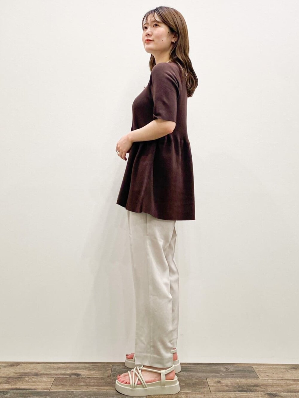 ホワイト系のサンダル、ブラウン系のニット/セーター、グレー系のその他パンツを着用したレディースの夏コーディネートの2枚目の写真