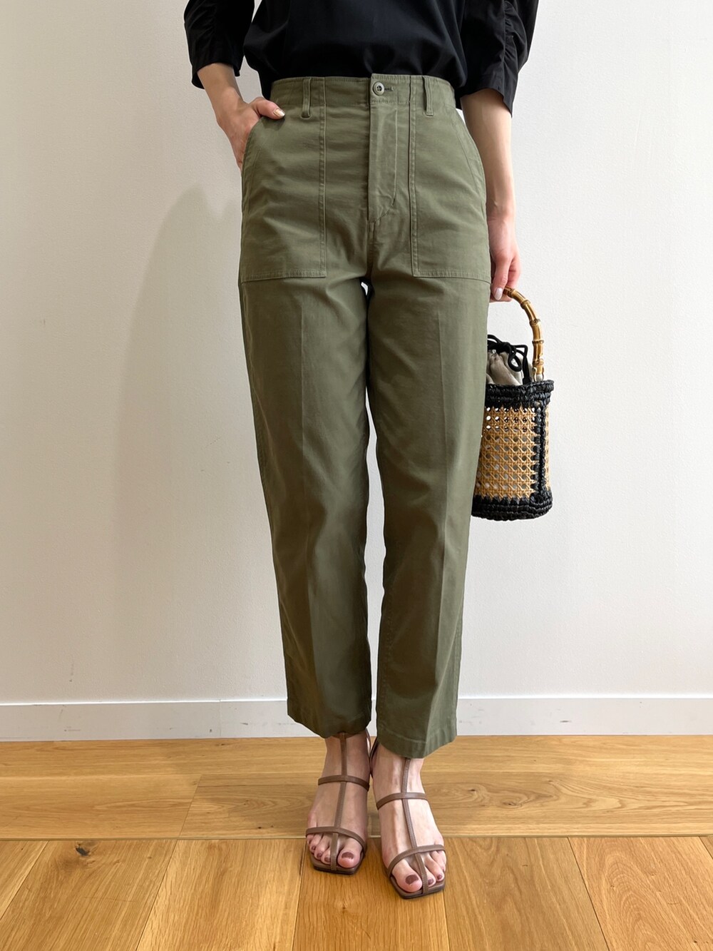 ブラウン系のサンダル、ブラック系のTシャツ/カットソー、ブラック系のトートバッグを着用したレディースの春コーディネートの5枚目の写真