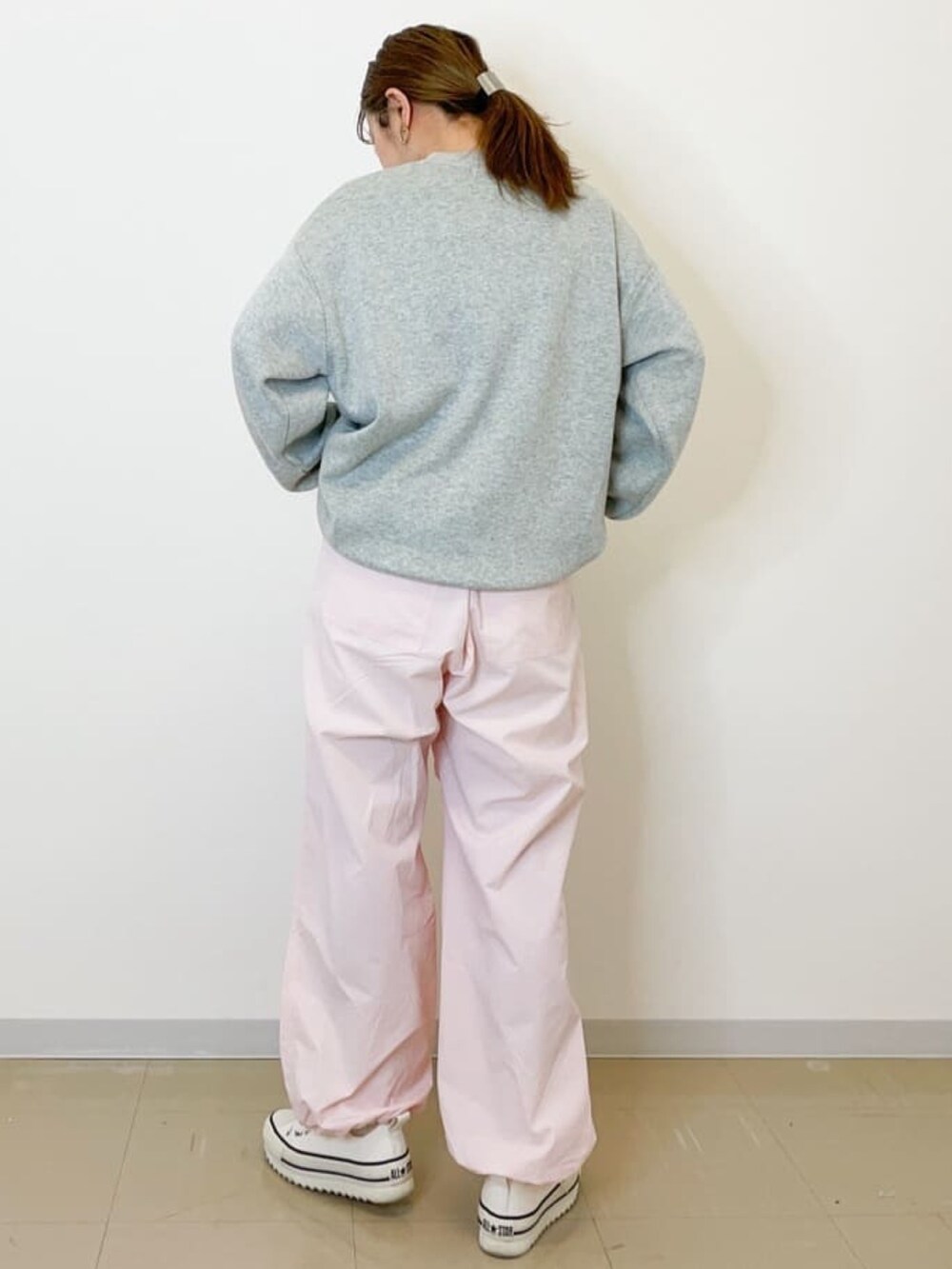 グレー系のニット/セーター、ピンク系のその他パンツを着用したレディースの春コーディネートの3枚目の写真