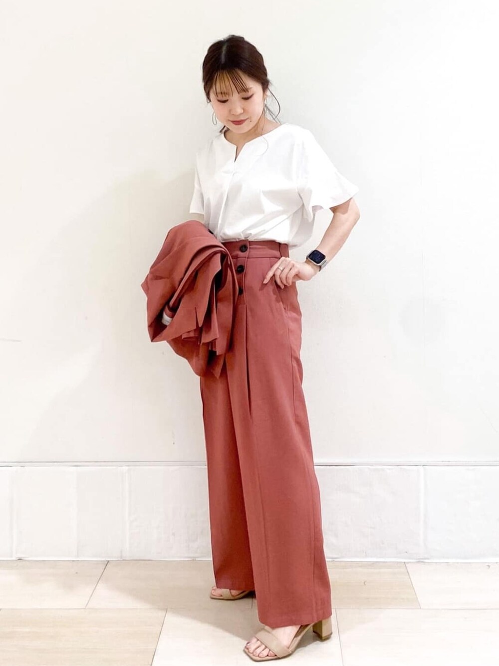 ホワイト系のTシャツ/カットソー、レッド系のその他パンツ、レッド系のテーラードジャケットを着用したレディースの春コーディネートの2枚目の写真