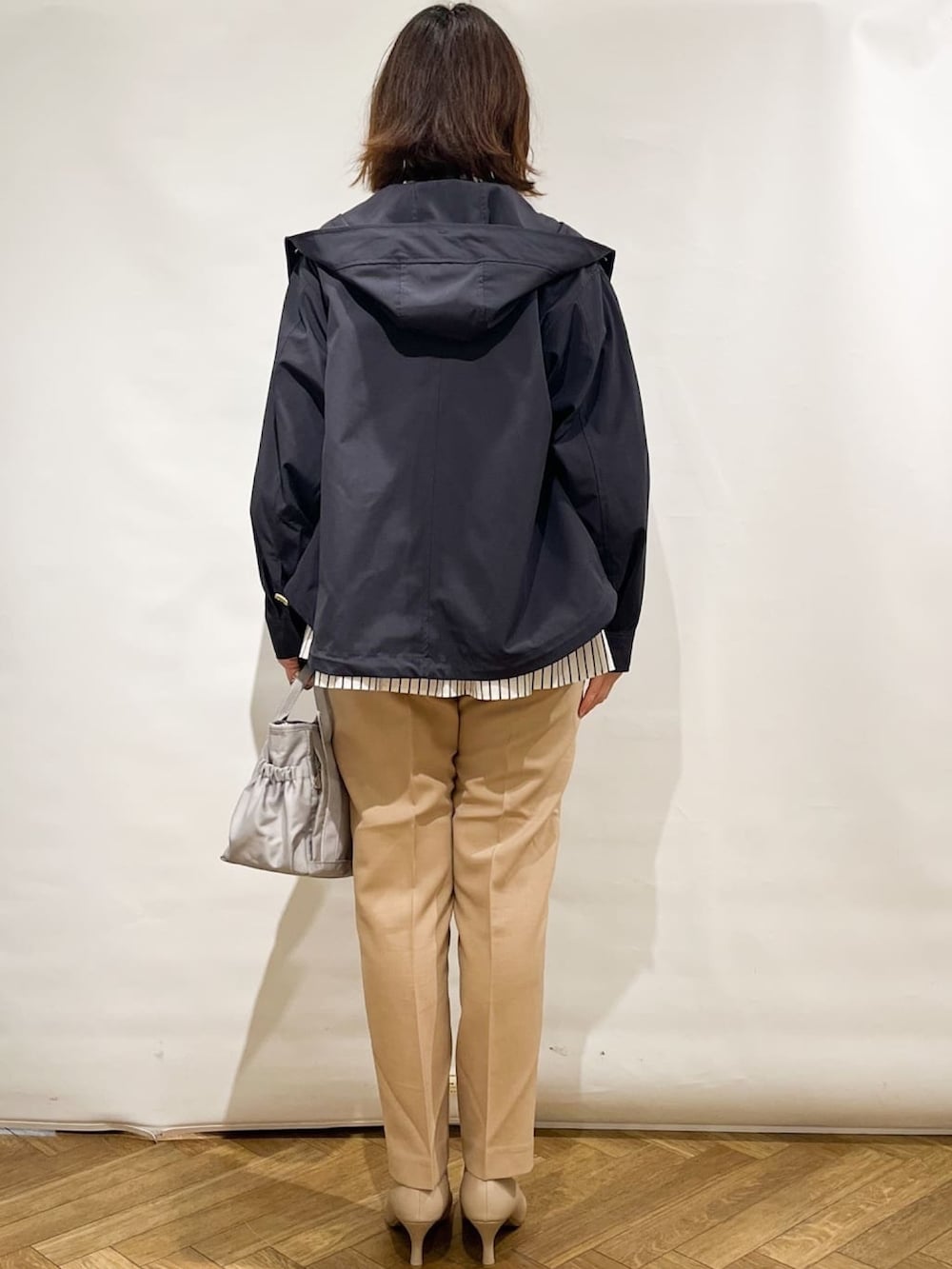 ベージュ系のその他パンツ、グレー系のトートバッグ、ベージュ系のパンプスを着用したレディースの春コーディネートの3枚目の写真