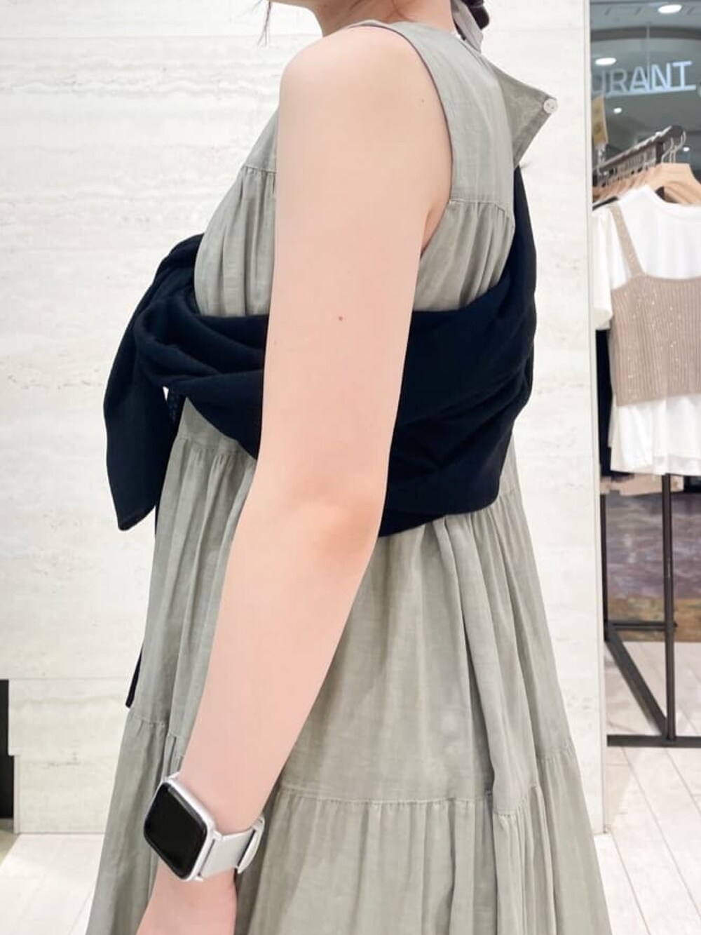 グリーン系のワンピース、シルバー系のショルダーバッグ、ブラック系のサンダルを着用したレディースの夏コーディネートの3枚目の写真