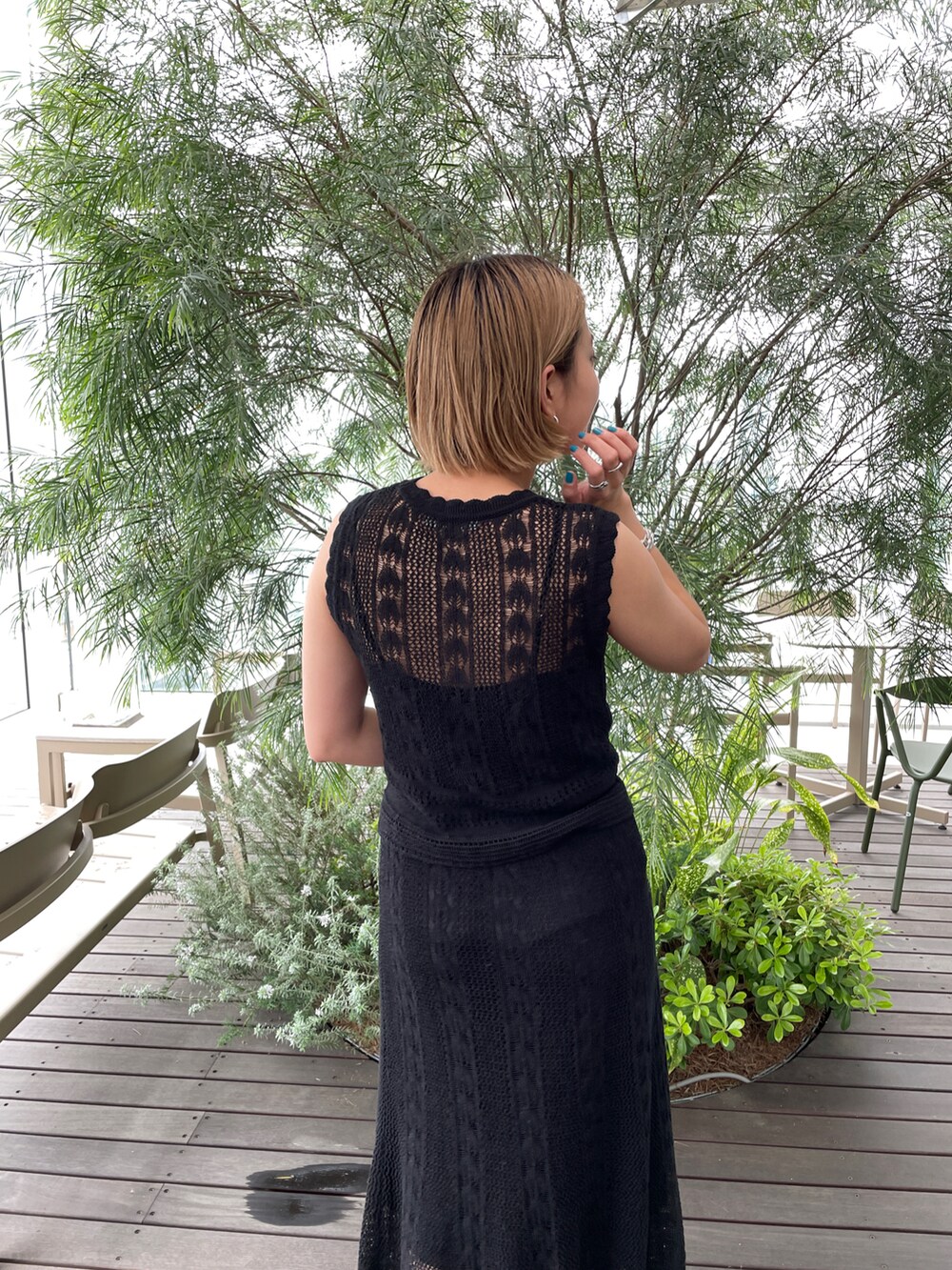 ブラック系のその他トップス、ブラック系のスカート、ブラック系のサンダルを着用したレディースの春コーディネートの4枚目の写真