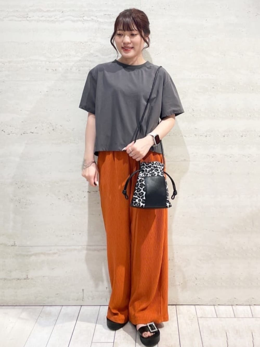 ホワイト系のカーディガン/ボレロ、グレー系のTシャツ/カットソー、ホワイト系のショルダーバッグを着用したレディースの夏コーディネートの5枚目の写真