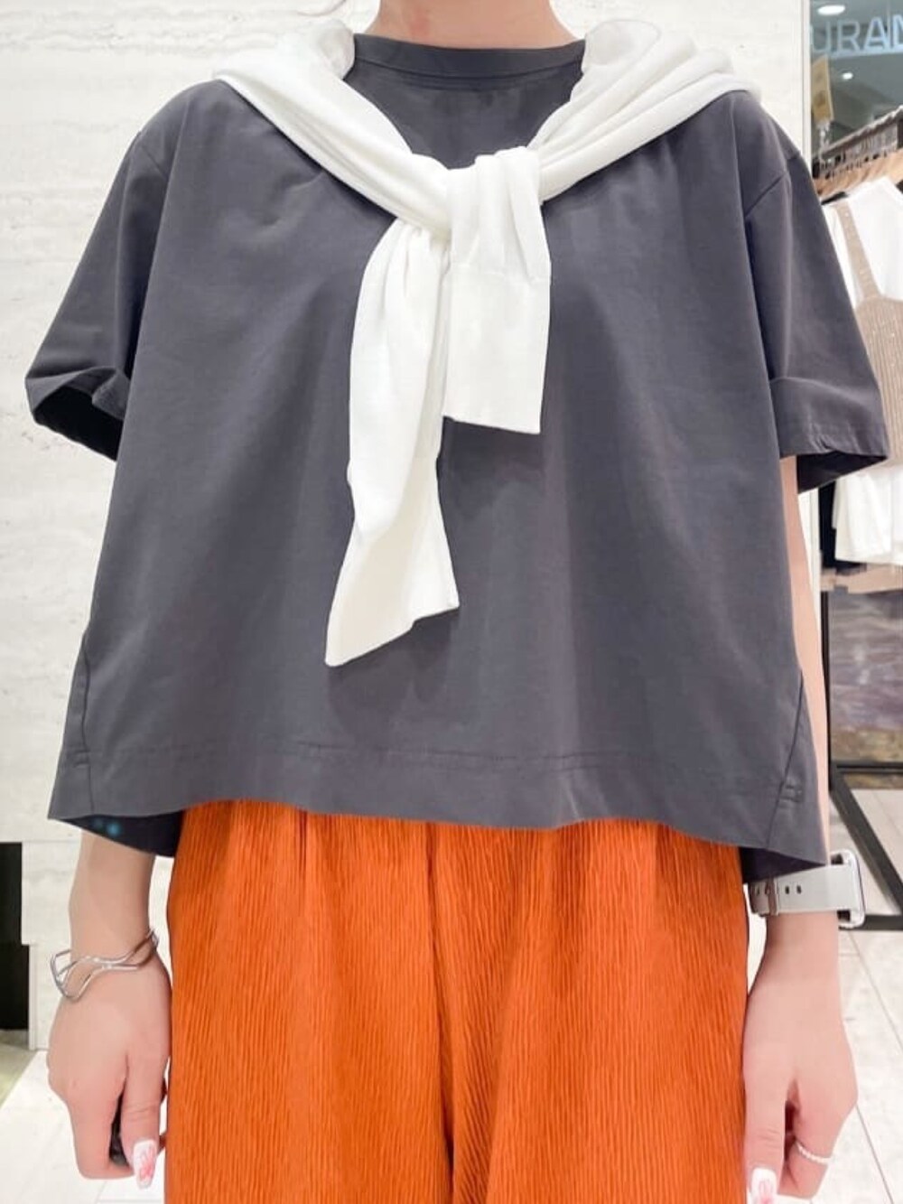 ホワイト系のカーディガン/ボレロ、グレー系のTシャツ/カットソー、ホワイト系のショルダーバッグを着用したレディースの夏コーディネートの2枚目の写真