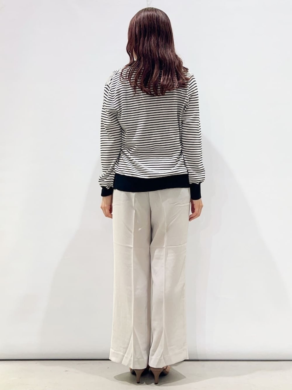 ホワイト系のカーディガン/ボレロ、ホワイト系のニット/セーター、グレー系のその他パンツを着用したレディースの春コーディネートの3枚目の写真