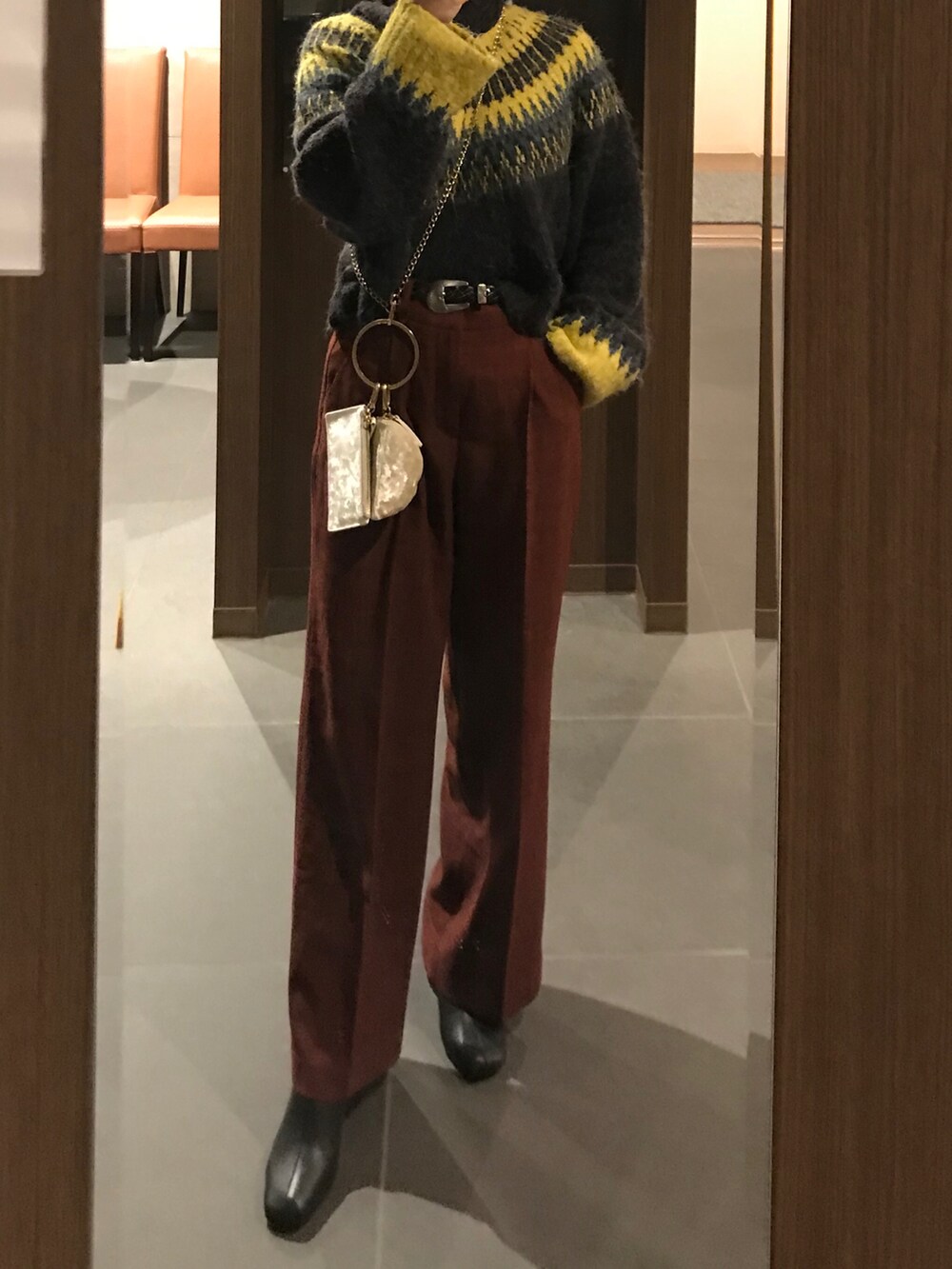 「秋のコーデ、モード、ストリート、きれいめカジュアル、パンツスタイル、カラーパンツ」｜「JEANASISのアイテム（トップス、ブラック系）」を使った、nebaさん（レディース・155cm）の秋コーディネートの2枚目の写真