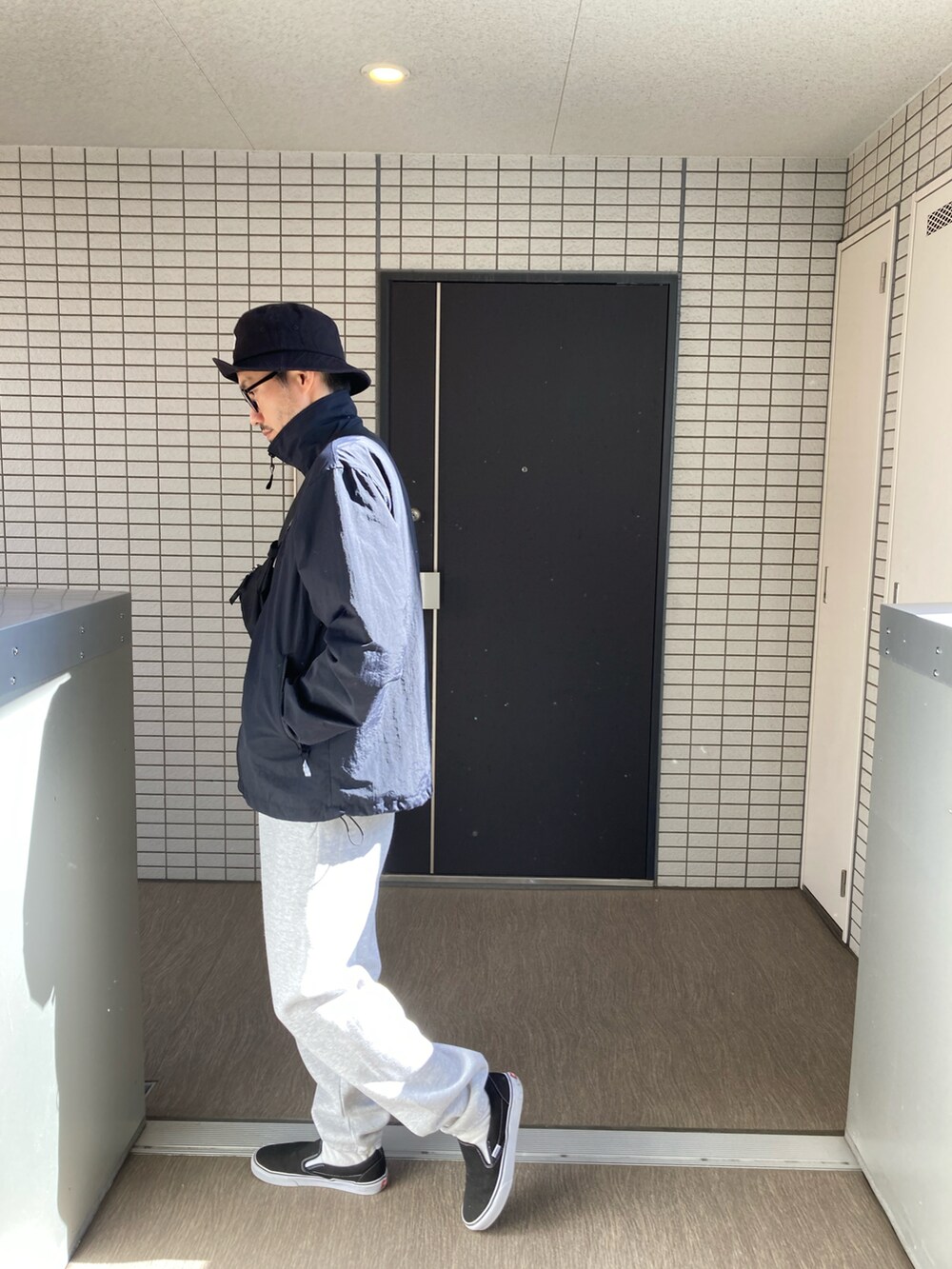 「スウェットパンツ、スウェット、VANS、stussy、大人カジュアル、スポーツミックス、スリッポン、ナイロンジャケット、ootd、メガネ男子、バケットハット、ウエストポーチ、ゆるコーデ、ストリートコーデ、秋コーデ」｜「STUSSYのアイテム（ハット、ブラック系）」を使った、toshiさん（メンズ・168cm）の秋コーディネートの2枚目の写真