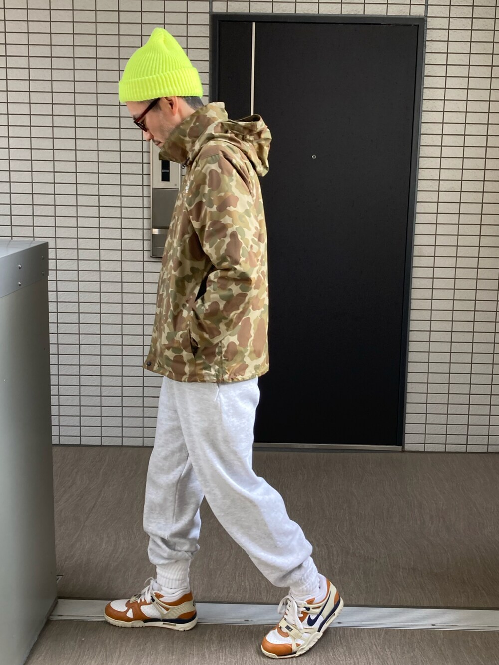 「休日コーデ、ニット帽、ナイロンジャケット、スウェット、スウェットパンツ、スウェットコーデ、セットアップ、ソックスイン、スニーカーコーデ、大人カジュアル、メガネ男子、ネオンカラー、迷彩、白ソックス、スポーツミックス」｜「UNITED ARROWSのアイテム（ニットキャップ/ビーニー、イエロー系）」を使った、toshiさん（メンズ・168cm）の冬コーディネートの2枚目の写真