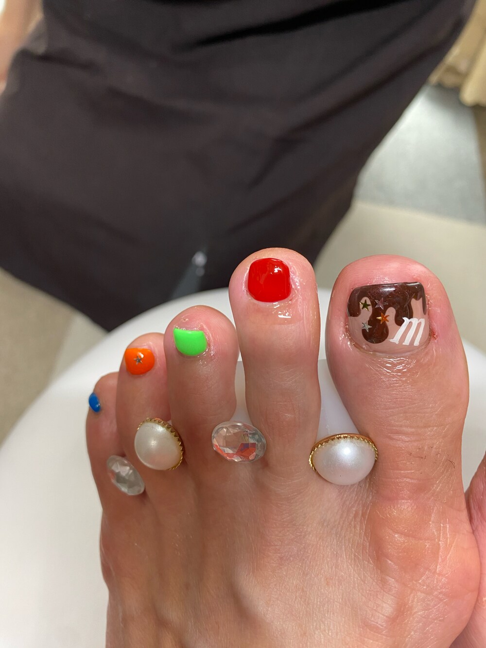 その他のマニキュア/ジェルネイルを着用したレディースの春コーディネートの2枚目の写真