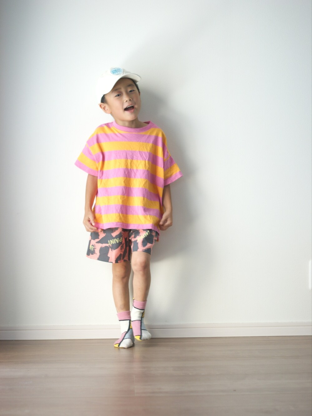 ピンク系のパンツ、ピンク系のTシャツ/カットソー、ピンク系のソックス/靴下を着用したキッズの夏コーディネートの2枚目の写真