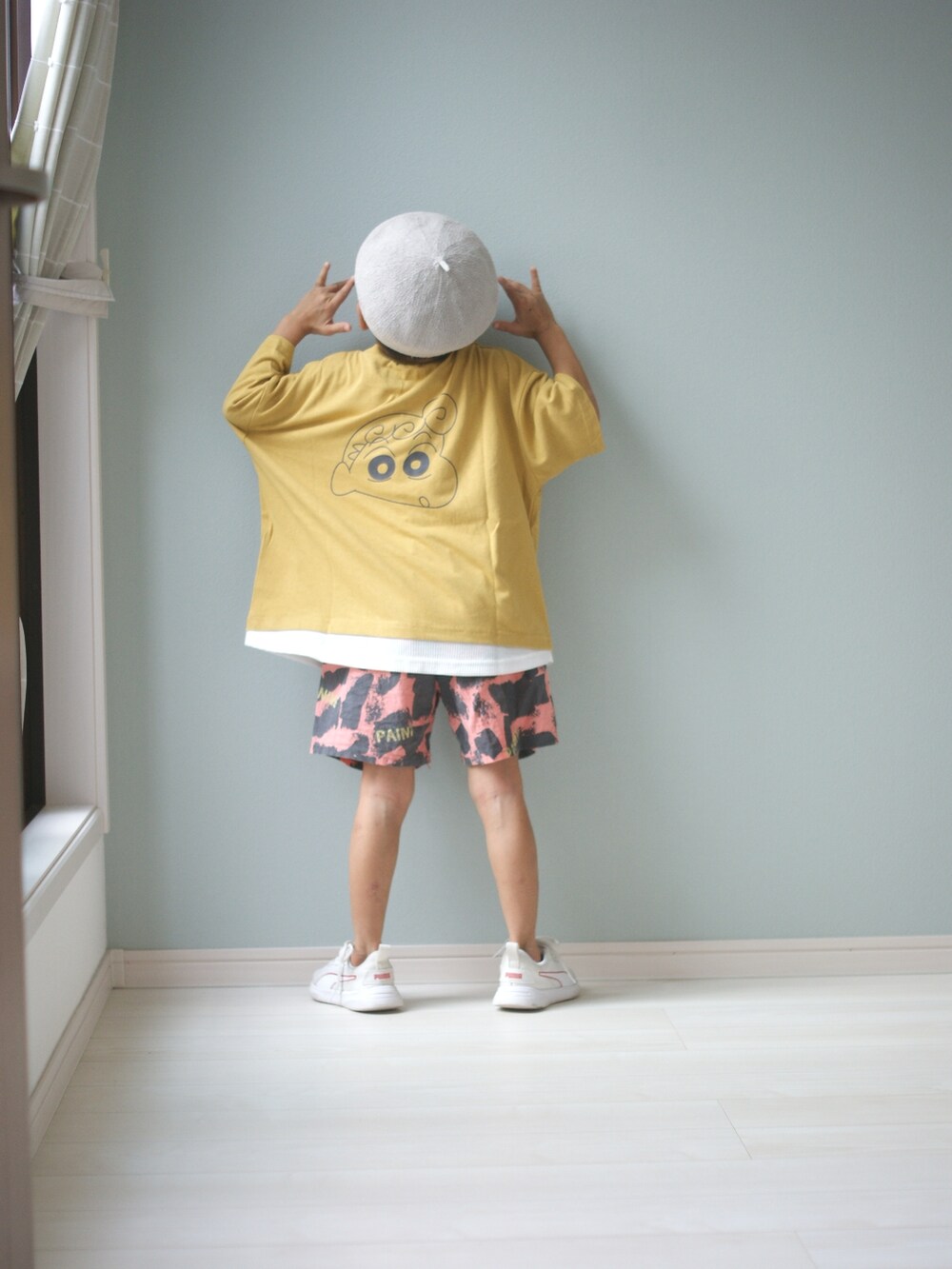 ホワイト系のスニーカー、ピンク系のパンツ、イエロー系のTシャツ/カットソーを着用したキッズの夏コーディネートの2枚目の写真