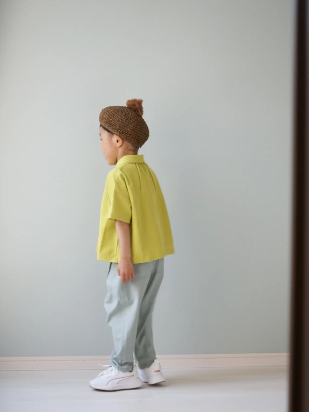 グリーン系のその他パンツ、グリーン系のポロシャツ、ホワイト系のスニーカーを着用したキッズの春コーディネートの3枚目の写真