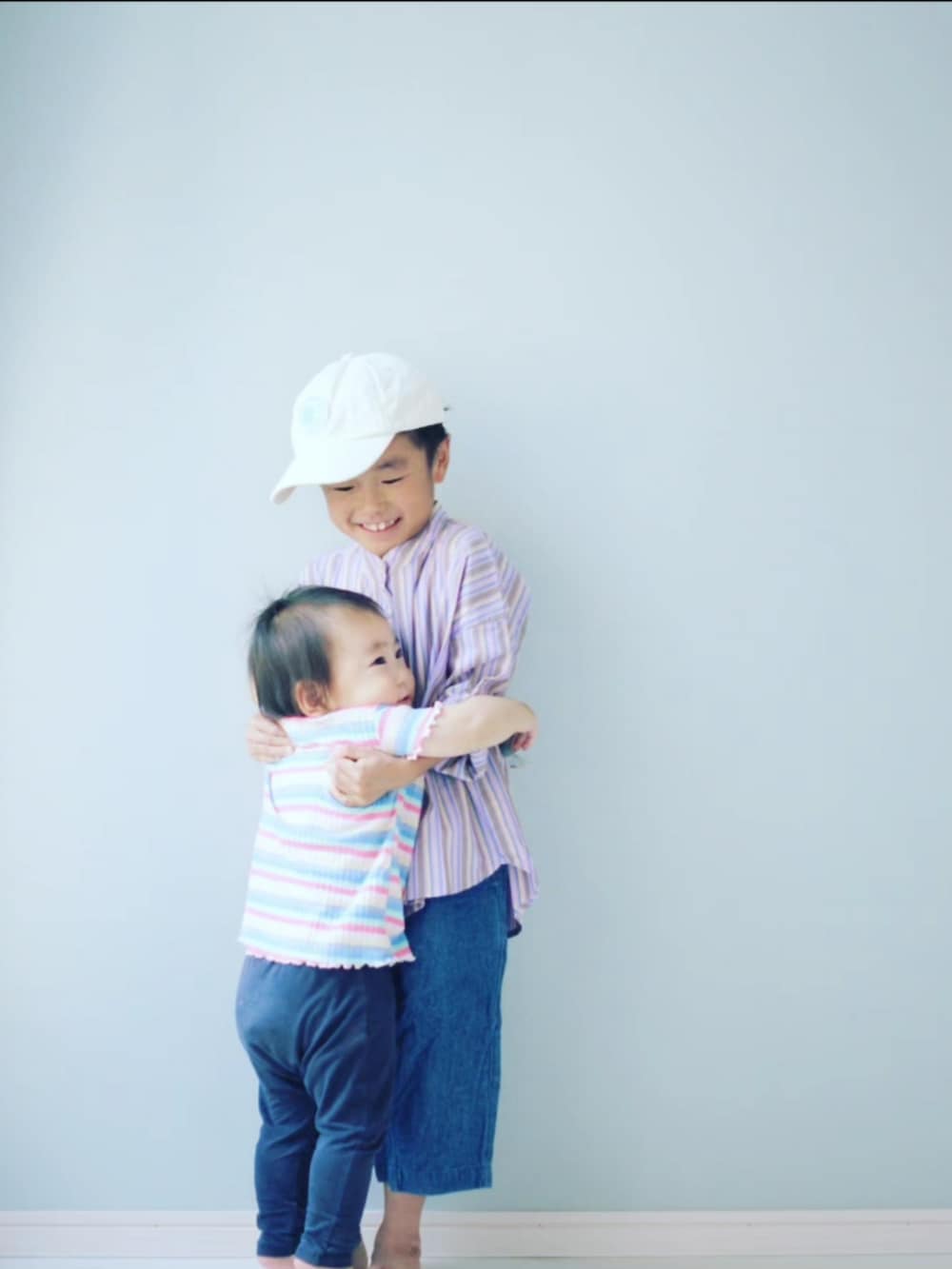 その他のTシャツ/カットソー、パープル系のシャツ/ブラウス、ブルー系のデニムパンツを着用したキッズの夏コーディネートの2枚目の写真