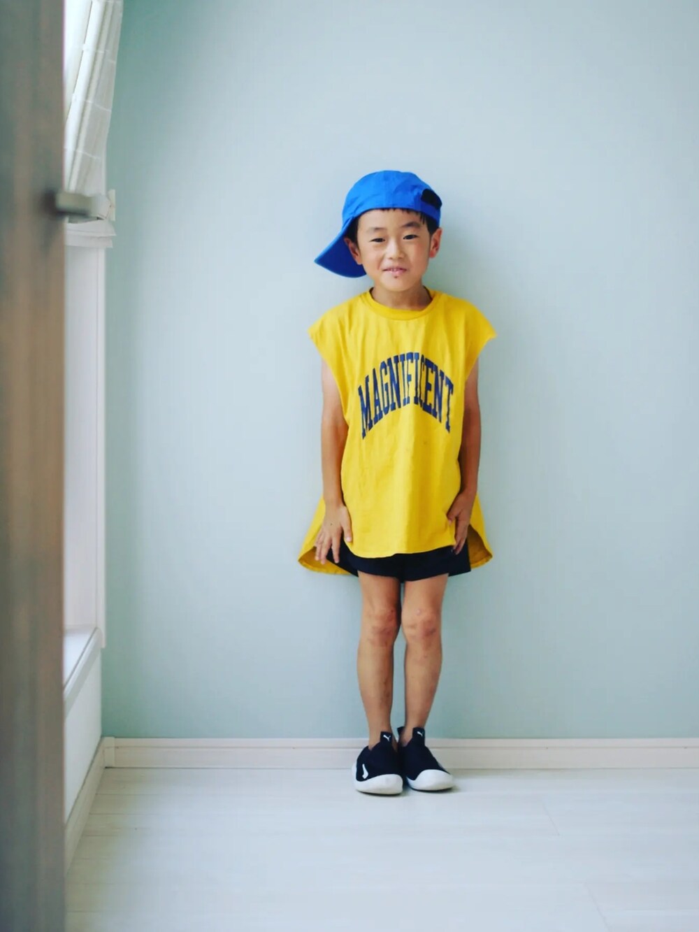 イエロー系のTシャツ/カットソー、ブラック系のその他パンツ、ブラック系のシューズを着用したキッズの夏コーディネートの2枚目の写真