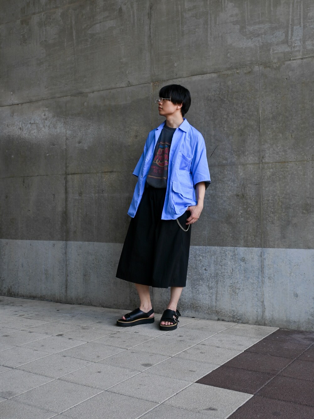 ブラック系のその他パンツ、グレー系のTシャツ/カットソー、ブルー系のシャツ/ブラウスを着用したメンズの夏コーディネートの2枚目の写真