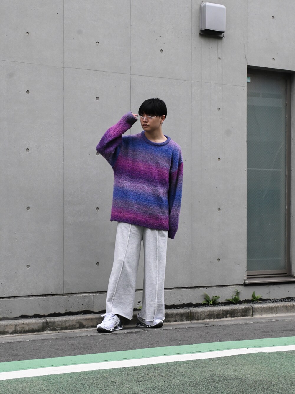 「最近のいい感じコーデ、ニットコーデ、お洒落さんとつながりたい、スウェットパンツ、メガネ男子、低身長男子、スニーカー、低身長ファッション、MIZUNO、happyjohn、funalive、gentlemonster」｜「Happy Johnのdesign buggy sweat pants/デザインバギースウェットパンツ（スウェットパンツ、グレー系）」を使った、04mhirokiさん（メンズ・168cm）の秋コーディネートの2枚目の写真
