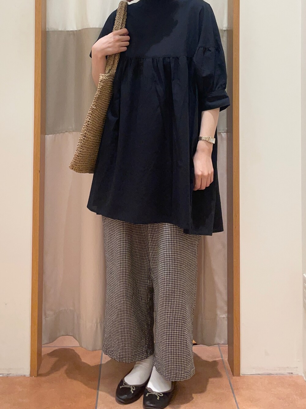 ブラック系のその他パンツ、ベージュ系のハンドバッグ、ブラック系のドレスシューズを着用したレディースの夏コーディネートの2枚目の写真