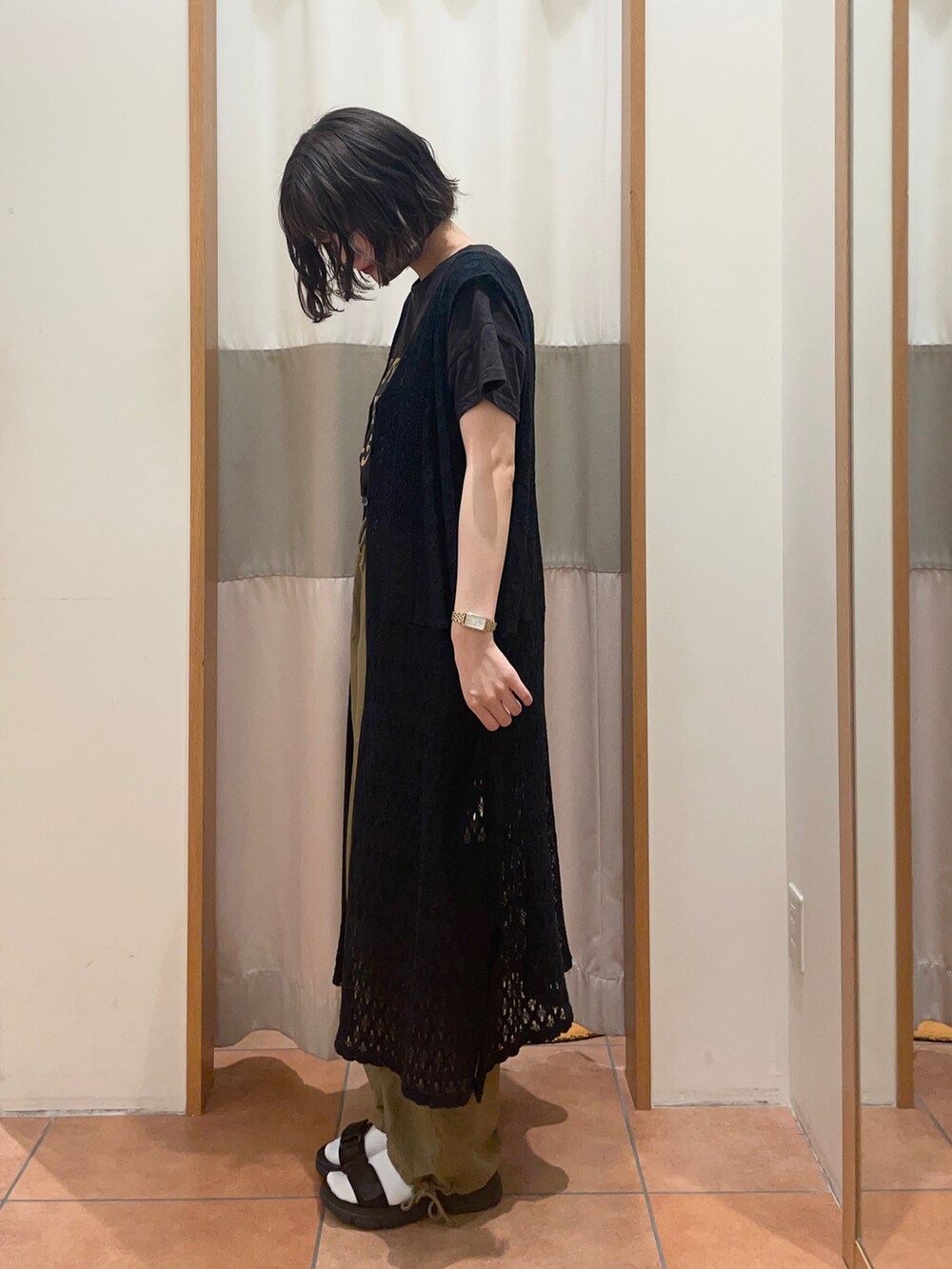 グレー系のTシャツ/カットソー、グリーン系のカーゴパンツ、ブラック系のワンピースを着用したレディースの夏コーディネートの3枚目の写真