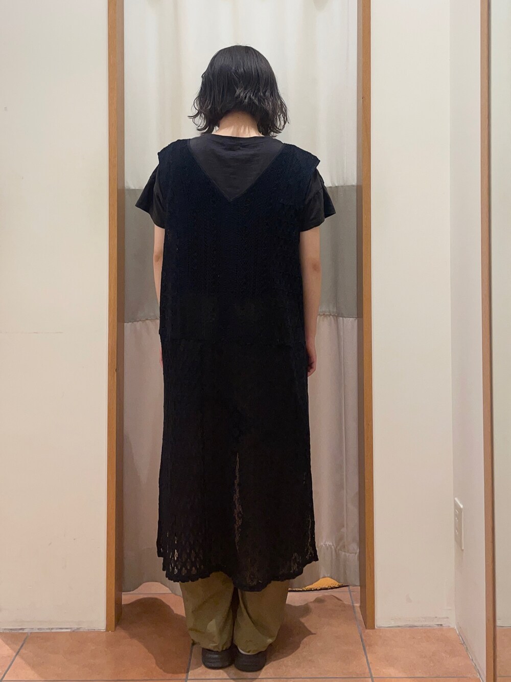 グレー系のTシャツ/カットソー、グリーン系のカーゴパンツ、ブラック系のワンピースを着用したレディースの夏コーディネートの4枚目の写真