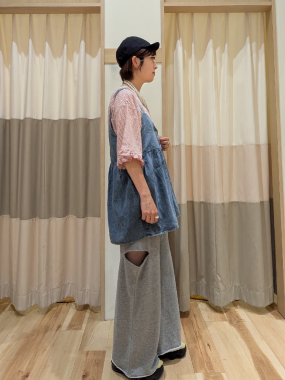 グレー系のその他パンツ、ブルー系のシャツ/ブラウス、レッド系のTシャツ/カットソーを着用したレディースの夏コーディネートの2枚目の写真