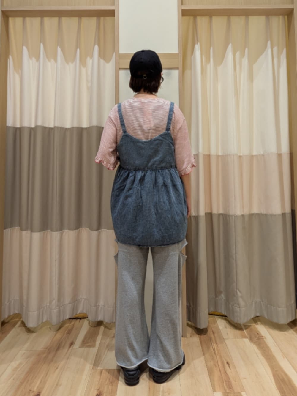 グレー系のその他パンツ、ブルー系のシャツ/ブラウス、レッド系のTシャツ/カットソーを着用したレディースの夏コーディネートの3枚目の写真