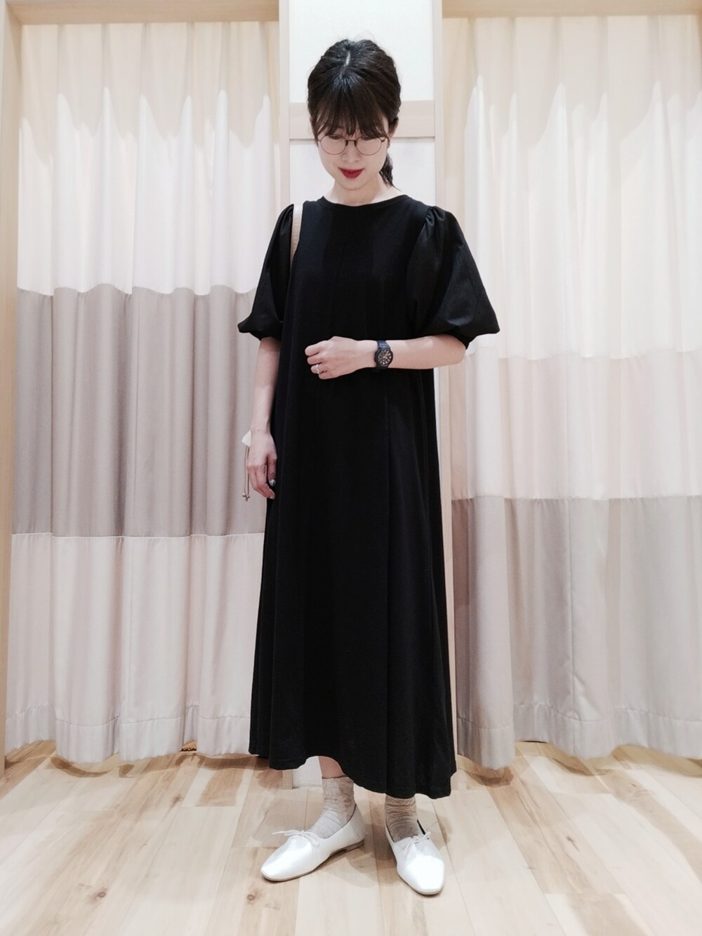 ベージュ系のショルダーバッグ、ホワイト系のその他シューズ、ブラック系のワンピースを着用したレディースの夏コーディネートの3枚目の写真