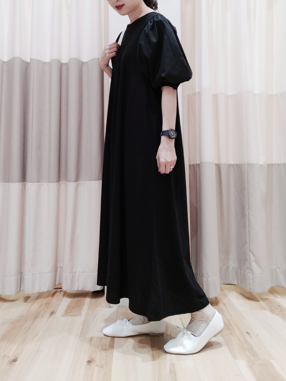 ベージュ系のショルダーバッグ、ホワイト系のその他シューズ、ブラック系のワンピースを着用したレディースの夏コーディネートの2枚目の写真