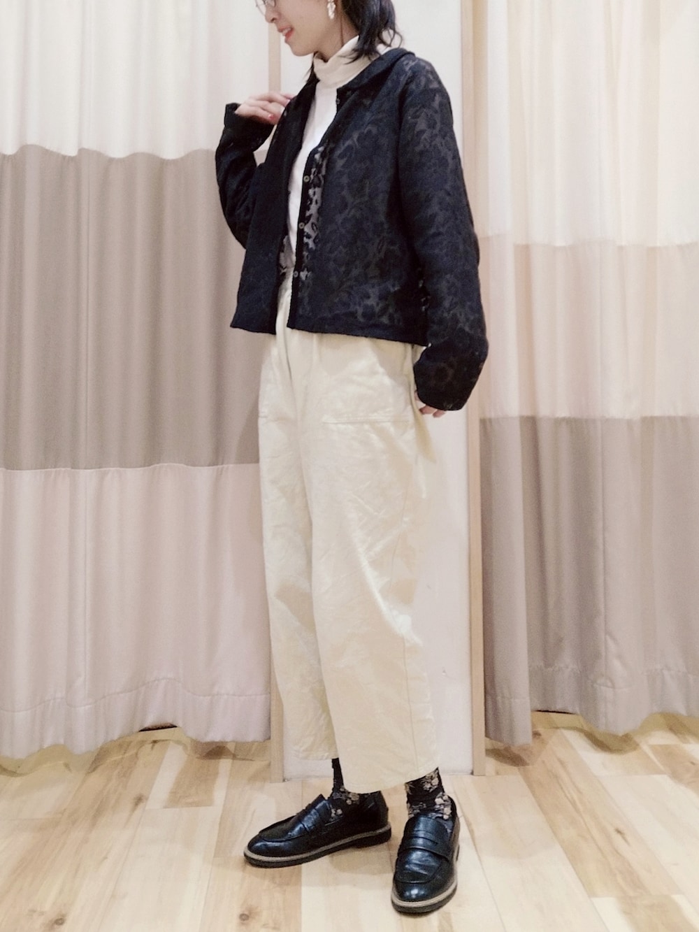 イエロー系のその他パンツ、ブラック系のシャツ/ブラウスを着用したレディースの春コーディネートの2枚目の写真
