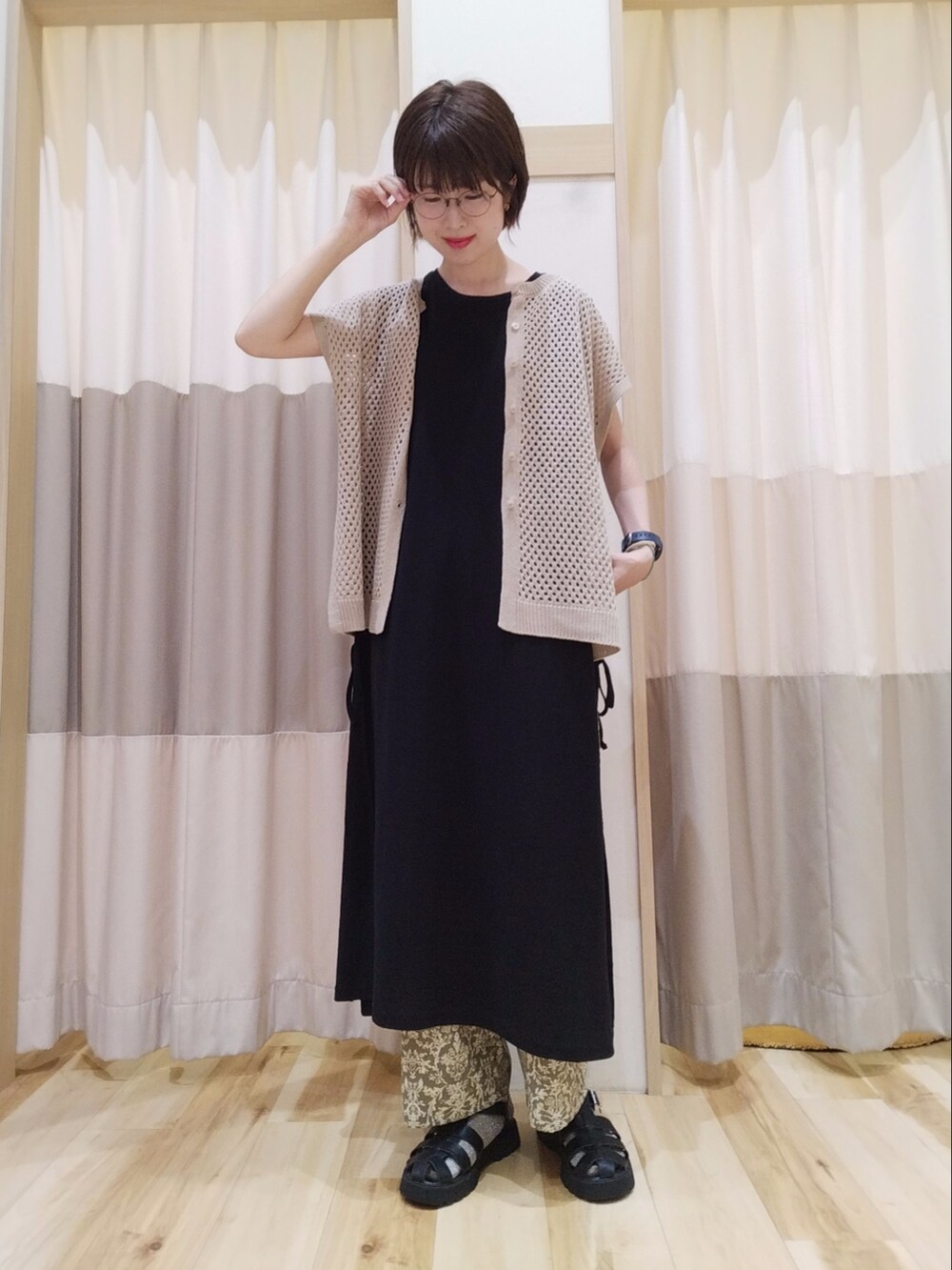 ブラック系のワンピース、グリーン系のその他パンツ、ホワイト系のニット/セーターを着用したレディースの夏コーディネートの2枚目の写真