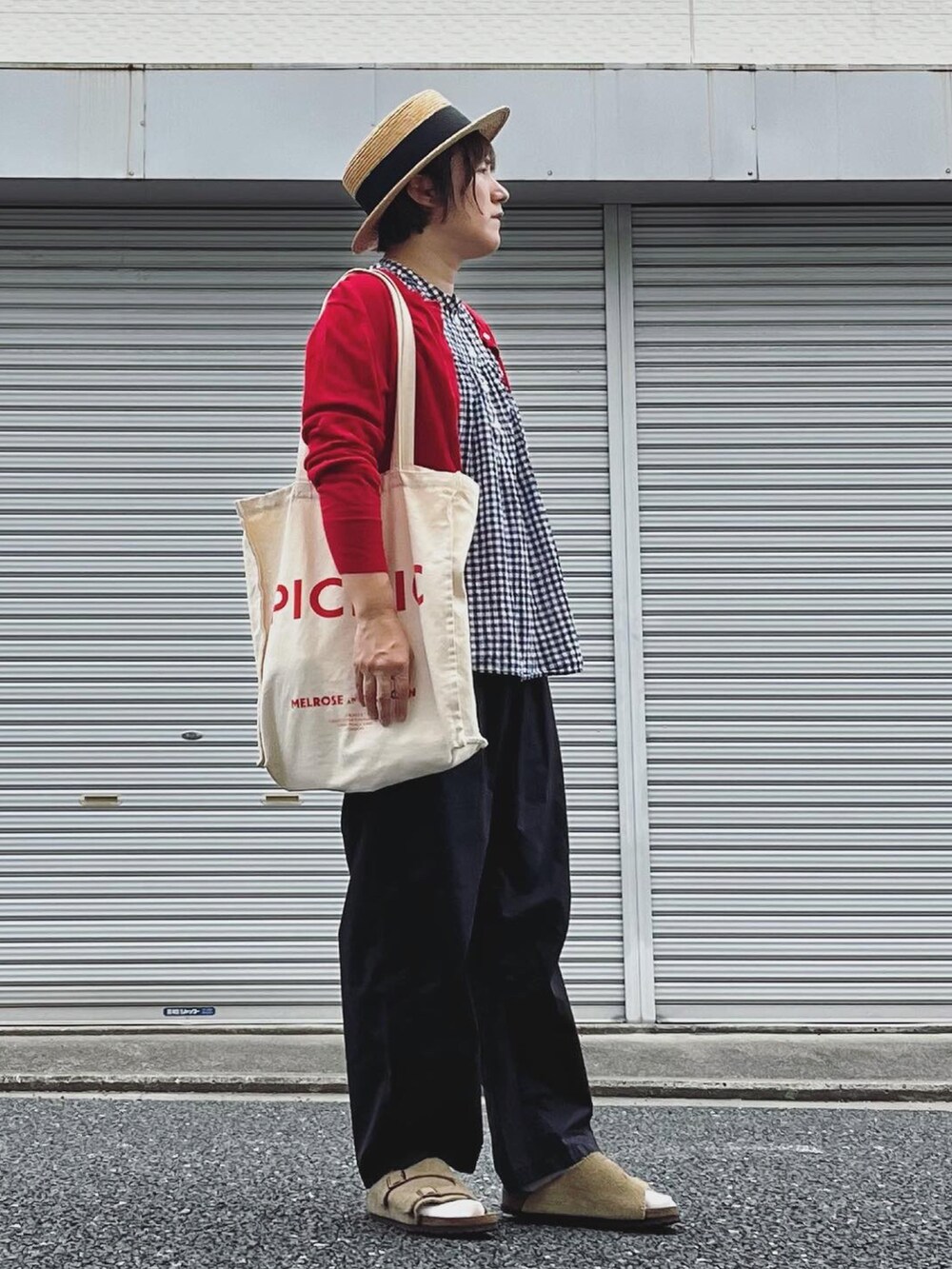 レッド系のカーディガン/ボレロ、ブラック系のシャツ/ブラウス、ブラック系のスラックスを着用したレディースの秋コーディネートの2枚目の写真