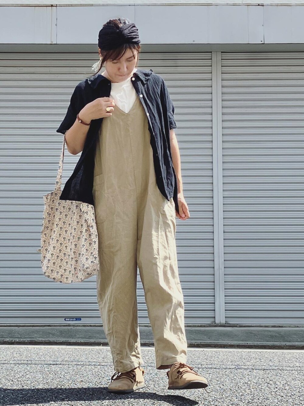 ブラック系のシャツ/ブラウス、ホワイト系のTシャツ/カットソー、ブラウン系のその他シューズを着用したレディースの秋コーディネートの3枚目の写真