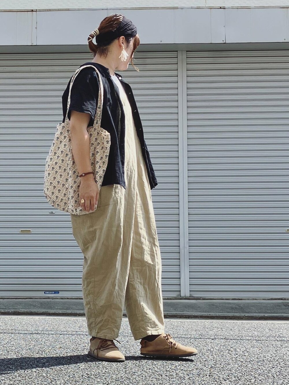 ブラック系のシャツ/ブラウス、ホワイト系のTシャツ/カットソー、ブラウン系のその他シューズを着用したレディースの秋コーディネートの2枚目の写真